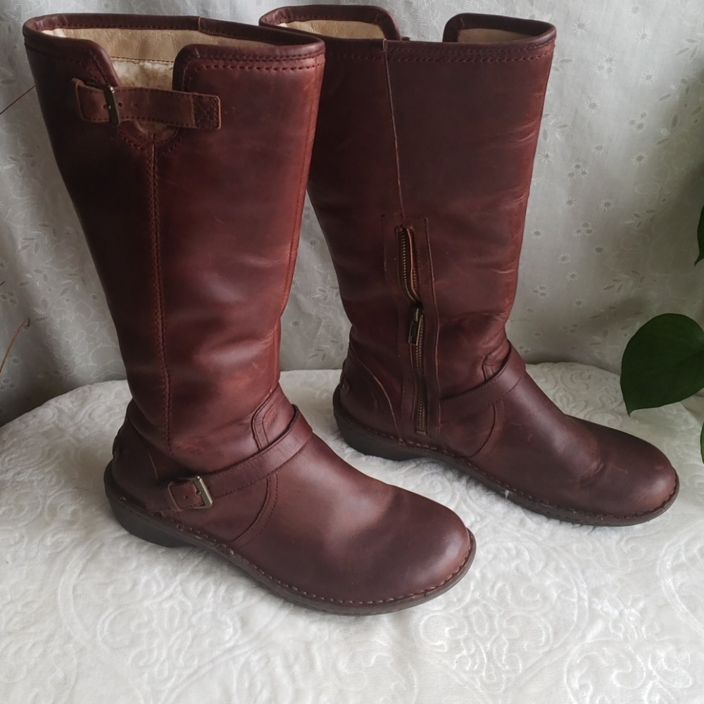 UGG LEATHER WOMEN'S BOOTS, SIZE 9 !!
